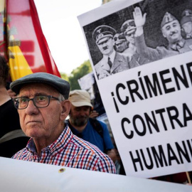 13/9/2018.- Colectivos de la Memoria Histórica convocan una concentración frente al Congreso de los Diputados para exigir la exhumación de los restos de Franco del Valle de los Caídos coincidiendo con el debate del decreto aprobado para el Gobierno pa