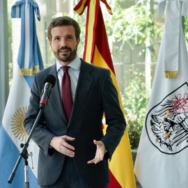 El presidente del PP, Pablo Casado, en su comparecencia ante los medios de comunicación, tras un encuentro con el jefe del Gobierno de la Ciudad de Buenos Aires, Horacio Rodríguez Larreta.