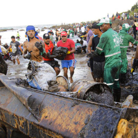 Limpieza de residuos de fuel en el Cabo São Agostinho (Pernambuco)./GILBERTO CRISPIM/ FOTOS PÚBLICAS. 22/10/19