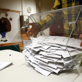 El presidente de una mesa electoral deposita los votos de la urna sobre una mesa para proceder a su recuento./EFE/Jesús Diges