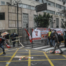 Miembros del grupo fujimorista denominado "La Resistencia" se enfrentó a los simpatizantes de Pedro Castillo a las afueras del Jurado Nacional de Elecciones.