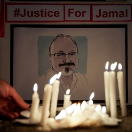 7/12/2021 El Comité para la Protección de Periodistas y otros activistas por la libertad de prensa realizan una vigilia con velas frente a la embajada saudí para conmemorar el aniversario del asesinato del periodista Jamal Khashoggi en el consulado del