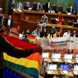 07/12/2021 La gente reacciona en la Cámara de Diputados mientras el Senado vota para aprobar un proyecto de ley de matrimonio entre personas del mismo sexo en Valparaíso, Chile