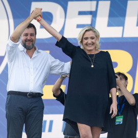 El líder del partido ultraderechista italiano Liga, Matteo Salvini, y la líder del ultraderechista francés Agrupación Nacional, Marine Le Pen, durante un acto en Italia.