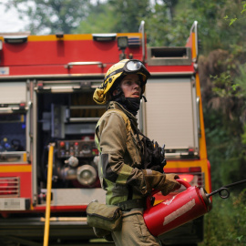 Agente de las Brigadas de Refuerzo en Incendios Forestales (BRIF) realiza labores de extinción durante un incendio, a 15 de julio de 2022, en Samos, Lugo, Galicia