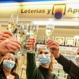 22/10/2020 Clientes y loteros de una administración de Lotería celebran que les tocara el Segundo Premio del Sorteo Extraordinario de Lotería de Navidad 2020