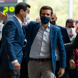 El presidente del PP-A y presidente de la Junta de Andalucía, Juanma Moreno (i), y el presidente del PP nacional, Pablo Casado (d), en el XVI Congreso Autonómico del PP de Andalucía, que se ha desarrollado este fin de semana en el Palacio de Congreso d