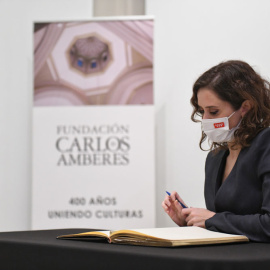 La presidenta de la Comunidad de Madrid, Isabel Díaz Ayuso, firma su toma de posesión como miembro del Patronato de la Fundación Carlos de Amberes, en la Fundación Carlos de Amberes, a 9 de diciembre de 2021, en Madrid.