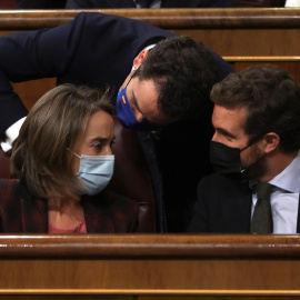 El presidente del Partido Popular Pablo Casado (d), la portavoz del PP en la Cámara Baja Cuca Gamarra y el secretario general de los "populares" Teodoro García, durante el pleno del Congreso que se celebra este martes.