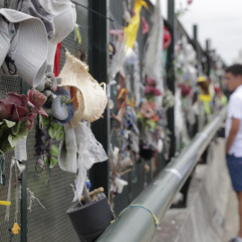 Un grupo de personas visitan la curva de Angrois donde descarrilaba un tren Alvia el pasado 24 de julio de 2013. / EFE