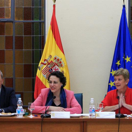 La ministra de Trabajo, Migraciones y Seguridad Social, Magdalena Valerio (c), la secretaria de Estado de Migraciones, Consuelo Rumí (d), y el secretario General de Inmigración y Emigración, Agustín Torres (i).- EFE/Tamara Rozas