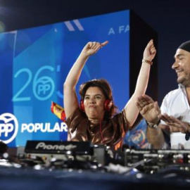 La exvicepresidenta del Gobierno Soraya Sáenz de Santamaría (i) baila durante el acto electoral de fin de campaña del 26-J, una fiesta amenizada por Dj Pulpo. EFE 24/06/2016