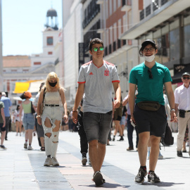 Varias personas caminan sin mascarilla en el centro de la capital, a 28 de junio de 2021, en Madrid, (España).