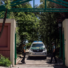 Un vehículo y varios agentes de la Guardia Civil vigilan en las inmediaciones del domicilio del productor de televisión José Luis Moreno el día de su detención, a 29 de junio de 2021, en Boadilla del Monte, Madrid (España).