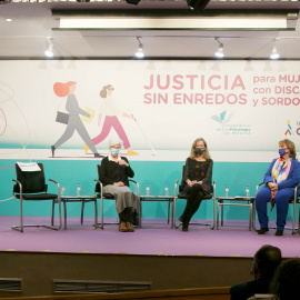 La delegada del Gobierno contra la Violencia de Género, Victoria Rosell, durante la presentación de las guías para facilitar los procesos judiciales a las mujeres con discapacidad visual y sordoceguera.