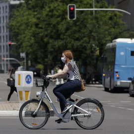 Mujer en bicicleta por Madrid