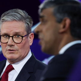 El líder del Partido Laborista del Reino Unido, Sir Keir Starmer (izquierda), y el Primer Ministro del Reino Unido, Rishi Sunak, hablan durante su debate cabeza a cabeza en la BBC en Nottingham.