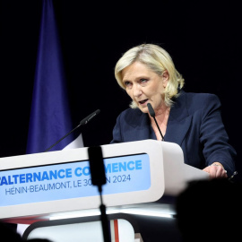 Marine Le Pen pronuncia un discurso en Henin-Beaumont, norte de Francia, el 30 de junio de 2024.