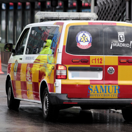 Una trabajadora habla con el conductor de una ambulancia del SAMUR