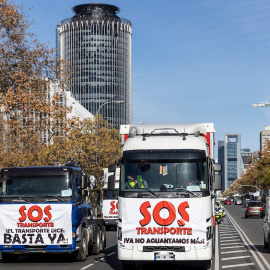 Concentración de transportistas con sus camiones en el centro de Madrid.