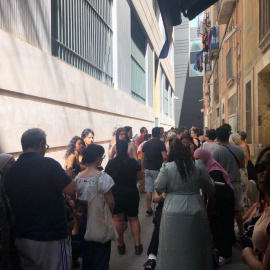 Un centenar de personas se han concentrado frente al piso de Sharon en Barcelona para evitar su desahucio.