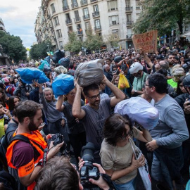 Milers de persones porten bosses de brossa per ser llançades a la vora de la Delegació del govern espanyol a Barcelona. EFE / Enric Fontcuberta