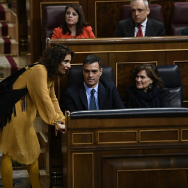 La ministra de Hacienda, María Jesús Montero, habla con el presidente y la vicepresidenta del Gobierno, Pedro Sánchez, y Carmen Calvo, tras una de sus intervenciones en el debate de totalidad de los Presupuestos del Estado para 2019. E.P./ Óscar del P