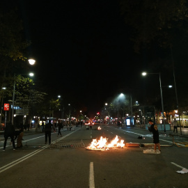 Una foguera en una de les jornades de protesta contra la sentència del Suprem als dirigents independentistes. ESPERANZA ESCRIBANO