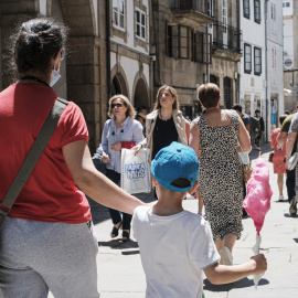 Varias mujeres y un niño pasean durante las Fiestas de la Ascensión, a 26 de mayo de 2022, en Santiago de Compostela.