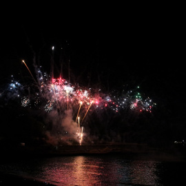 Imatge dels focs artificials disparats per la pirotècnia gallega en el primer dia de la 32a edició del Concurs Internacional de Focs Artificials Ciutat de Tarragona