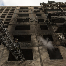 Un bombero de Kiev durante su intervención en un edificio de viviendas bombardeado este lunes a las afueras de la capital ucraniana.