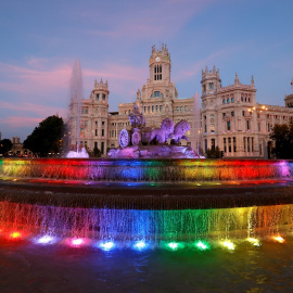 La fuente de Cibeles aparece iluminada con los colores de la bandera LGTBI con motivo del inicio de la fiestas del Orgullo 2021.