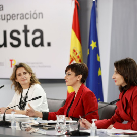 La vicepresidenta tercera del Gobierno y ministra para la Transición Ecológica y el Reto Demográfico, Teresa Ribera (i); la ministra de Política Territorial y portavoz del Gobierno, Isabel Rodríguez (c) y la ministra de Justicia, Pilar Llop durante l