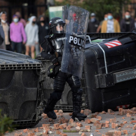 Un antidisturbios de Colombia durante las protestas en el país.