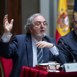 El escritor Jon Juaristi durante una alocución junto al presidente del Senado, Pedro Rollán, a 3 de junio de 2024, en Madrid.