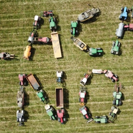 Tractores de La Fueva lanzando un mensaje contra las placas solares.