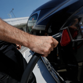 Una persona recarga un coche eléctrico en un punto de recarga, a 27 de julio de 2021, en Murcia, (España).