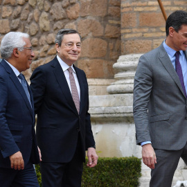 Los primeros ministros de Italia y Portugal, Mario Draghi y Antonio Costa, junto al presidente del Gobierno español, Pedro Sánchez, este viernes en Roma.