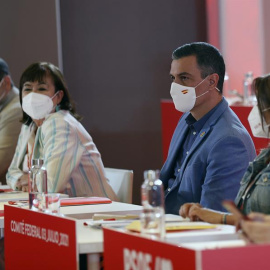 El secretario general y presidente del Gobierno, Pedro Sánchez (2i), junto a la presidenta del partido, Cristina Narbona (3d); la vicesecretaria general, Adriana Lastra (d), y el secretario de Organización, José Luis Ábalos (i), durante la reunión de