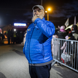 El chef José Andrés trabajanfo en el campo de refugiados ucranianos en la localidad polaca de Medyka, el pasado jueves.