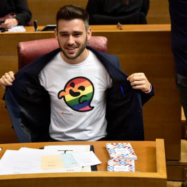 El portavoz de Compromís en las Cortes, Fran Ferri, enseña una camiseta en la que está impresa 'Gaysper': el fantasma utilizado por Vox que se ha convertido en icono LGTBI, a 16 de mayo de 2019.