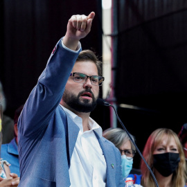 El candidato presidencial chileno Gabriel Boric habla durante el mitin de clausura de su campaña en Santiago, Chile, el 16 de diciembre de 2021.