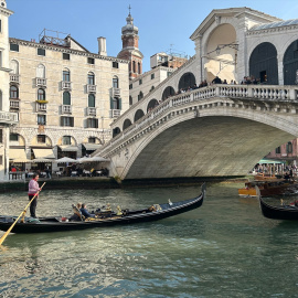 Foto de archivo de una góndola navegando por un canal de Venecia, a 5 de abril de 2024, Italia.