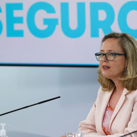 La vicepresidenta segunda del Gobierno y ministra de Asuntos Económicos y Transformación Digital, Nadia Calviño ,en rueda de prensa tras la reunión del Consejo de Ministros, este martes en el Palacio de La Moncloa, en Madrid.