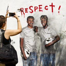 El artista TVBoy pinta un mural pidiendo respeto para Lamine Yamal y Nico Williams