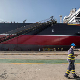 Un operario en las instalaciones de Navantia en Puerto Real (Cádiz). (ROMÁN RÍOS | EFE)