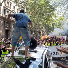 Taxistas en huelga llegados de toda España protestan en Barcelona. / QUIQUE GARCÍA (EFE)