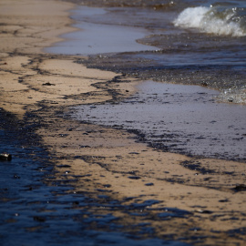 Vista del vertido en la playa de El Saler, a 16 de julio de 2024, en Valencia, Comunidad Valenciana (España).