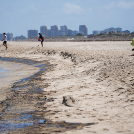 Vista del vertido en la playa de El Saler, a 16 de julio de 2024, en Valencia, Comunidad Valenciana (España).