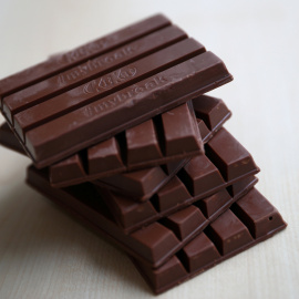 Chocolatinas Kit Kat, de Nestlé, con sus características cuatro barras tridimensionales. / HANNAH MCKAY (REUTERS)